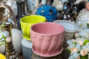 Antika dükkanında ya da bit pazarında satılacak eşsiz porselen vazolar ve tencereler..