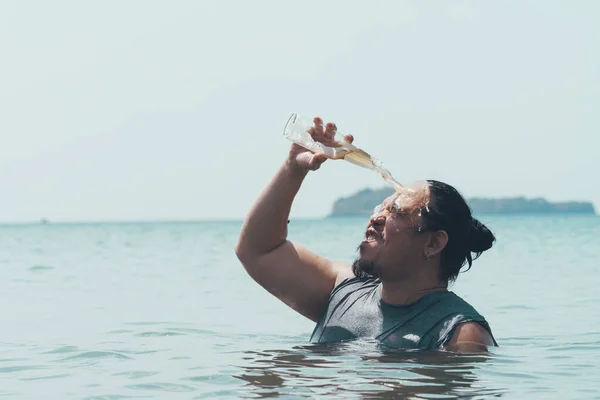 Divertido Asiático Chico Verter Botella Cerveza Cabeza Mientras Pie Pecho — Foto de Stock