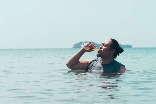 Chico Asiático Gordo Bebe Una Botella Cerveza Mientras Está Parado — Foto de Stock