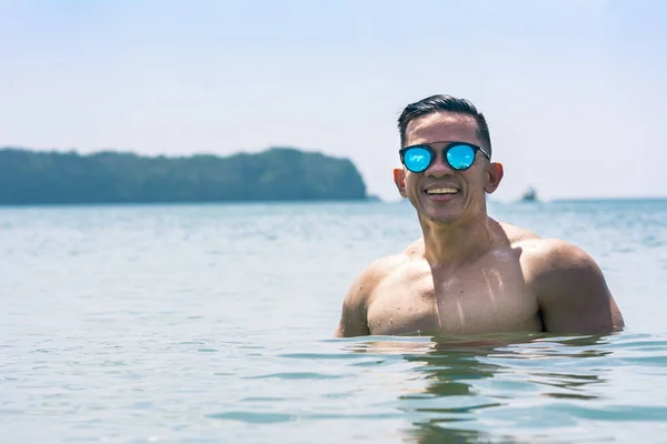 Atractivo Musculoso Turista Asiático Gafas Sol Disfruta Playa Parcialmente Inmerso — Foto de Stock