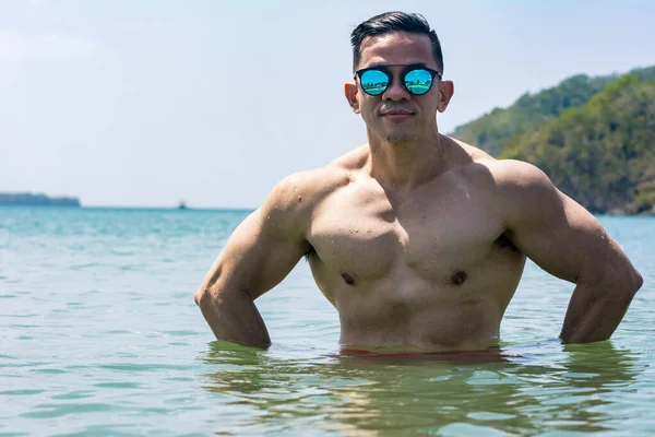 Hombre Asiático Musculoso Atlético Con Sombras Sumerge Mar Objetivos Corporales — Foto de Stock