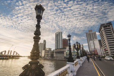 Manila, Filipinler- Jones Köprüsü boyunca öğleden sonra şehir manzarası.