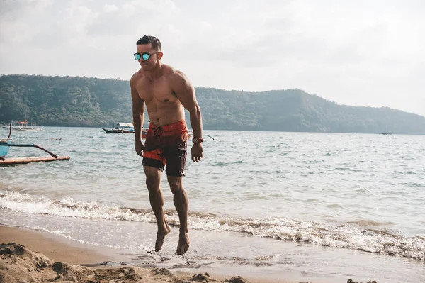 Asiático Fitness Chico Haciendo Saltos Gatos Estrella Salto Burpees Ejercicio — Foto de Stock