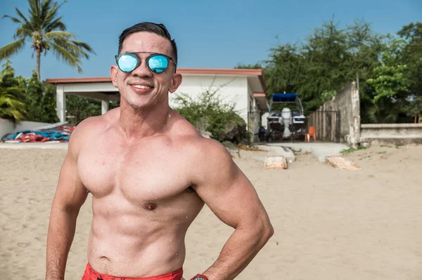 Hombre Asiático Sonriente Con Abdominales Lavabo Frente Pequeña Casa Vacaciones — Foto de Stock