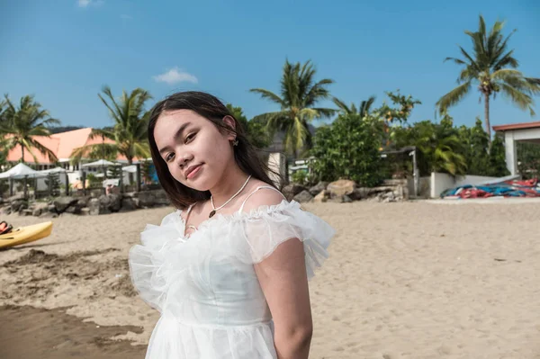 Pretty Asian Teen Glowing White Skin Wearing White Dress Beach — Stock Photo, Image