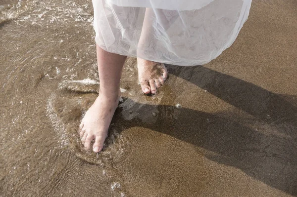 Descalzo Vestido Blanco Sintiendo Oleaje Mar Entrante Arena Wanderlust Boda — Foto de Stock