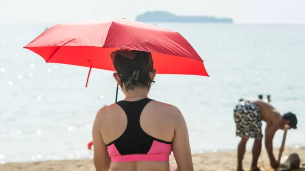 Una Turista Femenina Sostiene Paraguas Rojo Para Protegerse Del Calor — Foto de Stock