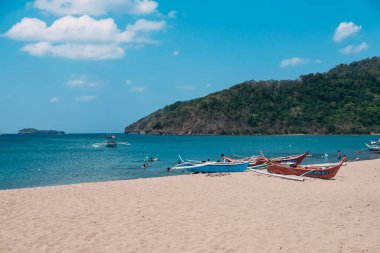 Nasugbu, Batangas, Filipinler - Calayo Sahili öğle vakti. Birden fazla balıkçı teknesi kumlara sürüklendi..