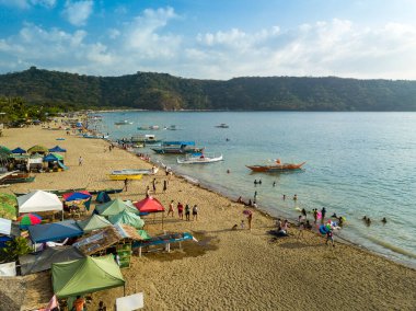 Öğleden sonra Calayo Sahili, Nasugbu, Batangas. Çadırlar ve diğer yapılar sahil ya da kıyı şeridine girerler..