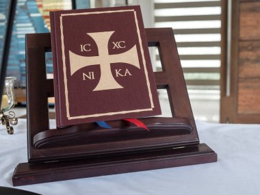 Dua odasının ya da küçük bir şapelin sunağında duran bir Roma Missal 'ının kapağı. Katolik kilisesinin ayinsel kitabı..