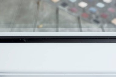 Plastik conta ya da mühür ile boyanmış alüminyum ya da pvc çerçeve üzerinde sabit bir pencerenin kapatılması.