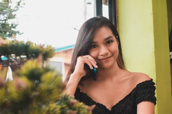 Una Hermosa Adolescente Filipina Una Cálida Sonrisa Amistosa Mientras Está — Foto de Stock