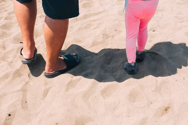 Homem Filha Atravessam Areia Caminho Praia Laço Entre Pai Filha — Fotografia de Stock