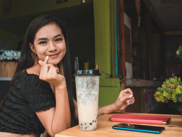 Una Joven Filipina Linda Atractiva Signo Del Dedo Del Corazón — Foto de Stock