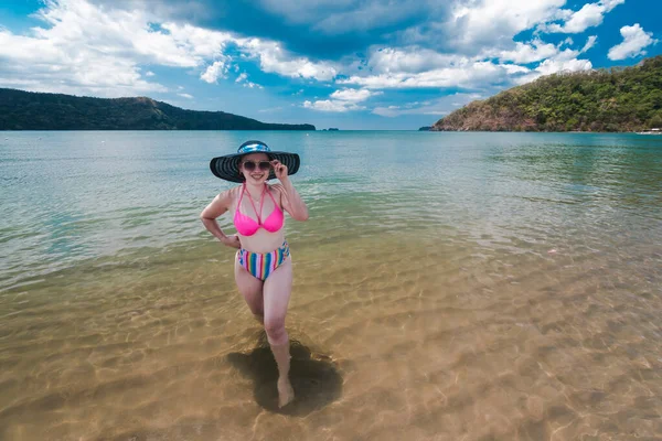 Pretty Asian Woman Large Sun Hat High Waisted Bikini Enjoys — Stock Photo, Image