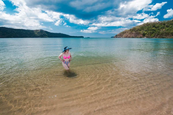 Una Hermosa Mujer Asiática Gran Sombrero Sol Bikini Talle Alto — Foto de Stock