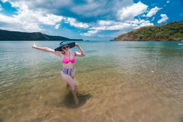 Pretty Asian Woman Large Sun Hat High Waisted Bikini Enjoys — Stock Photo, Image