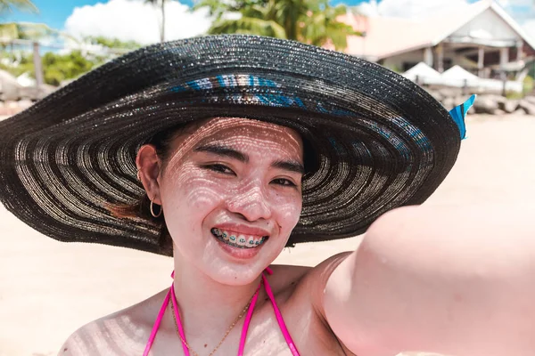 Pretty Asian Woman Wearing Sun Hat Takes Selfie Herself While — Stock Photo, Image