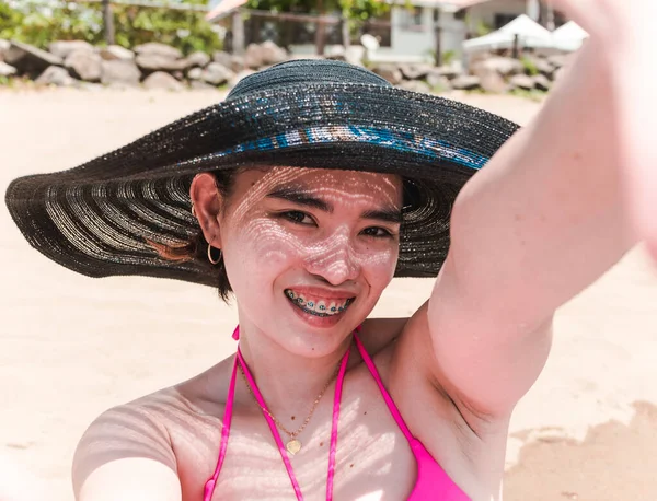 Pretty Asian Woman Wearing Sun Hat Simulates Selfie Camera Shot — Stock Photo, Image