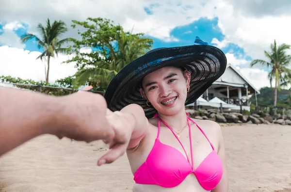 Pretty Asian Woman Large Dark Sun Hat Pink Bikini Holds — Stock Photo, Image