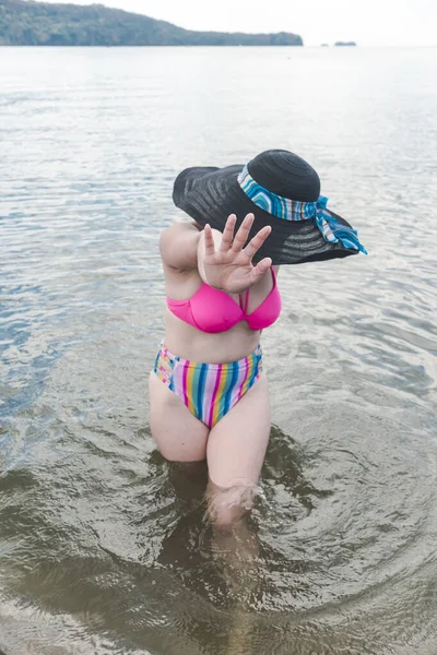 Uma Senhora Chapéu Sol Biquíni Recusa Tirar Uma Foto Praia — Fotografia de Stock