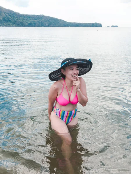 Una Donna Asiatica Flirty Ridacchia Mentre Tuffo Spiaggia — Foto Stock