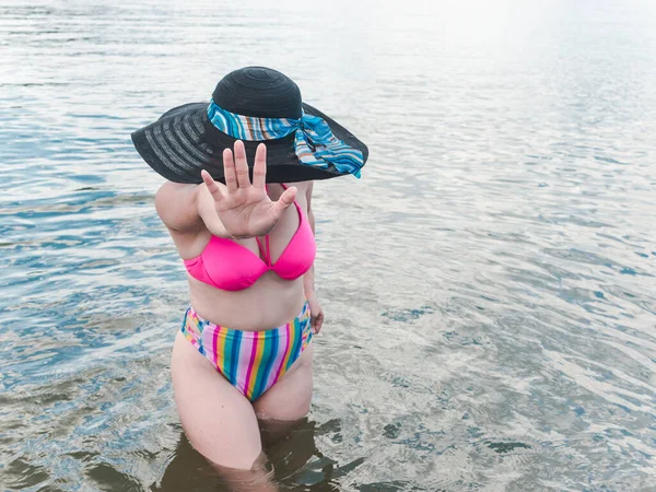 Una Señora Con Gran Sombrero Sol Bikini Niega Que Tomen — Foto de Stock