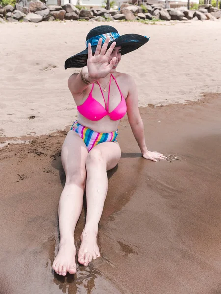 Una Señora Con Gran Sombrero Sol Bikini Niega Que Tomen — Foto de Stock