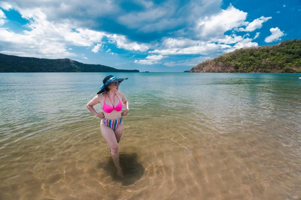Una Mujer Asiática Bikini Cintura Alta Admira Paisaje Playa Tema — Foto de Stock