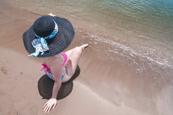 Una Señora Anónima Sombrero Sol Oscuro Disfruta Playa Clima Cálido — Foto de Stock