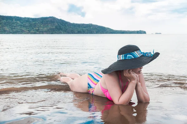 Una Mujer Asiática Yaciendo Arena Aguas Poco Profundas Playa Pensamiento — Foto de Stock