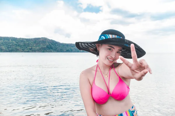 Pretty Jovial Asian Lady Having Fun Beach Doing Peace Sign — Stock Photo, Image