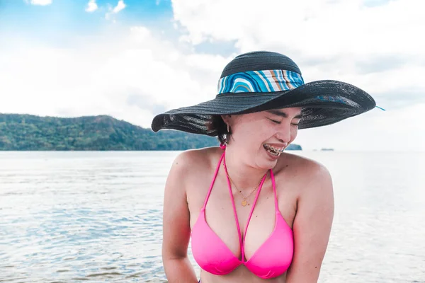 Pretty Jovial Asian Lady Having Fun Beach Wearing Sun Hat — Stock Photo, Image