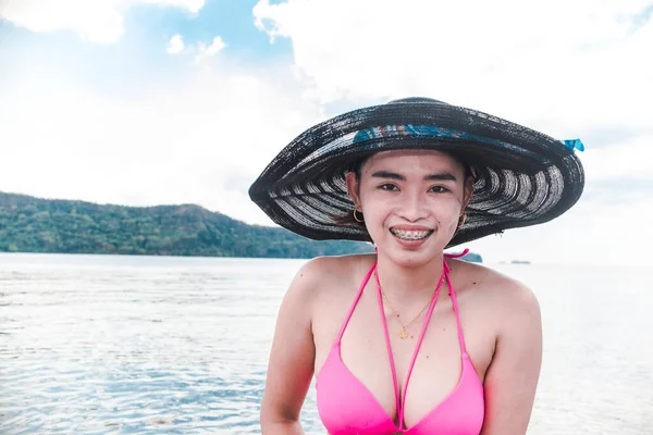 Pretty Jovial Filipina Having Fun Beach Wearing Sun Hat Pink — Stock Photo, Image