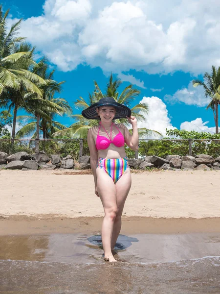 Uma Senhora Asiática Bonita Despreocupada Uma Praia Tropical Posando Com — Fotografia de Stock