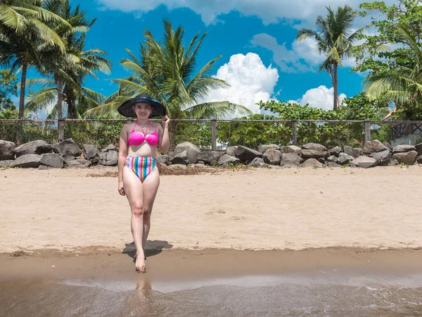 Una Mujer Asiática Elegante Alegre Una Playa Tropical Disfrutando Sus — Foto de Stock