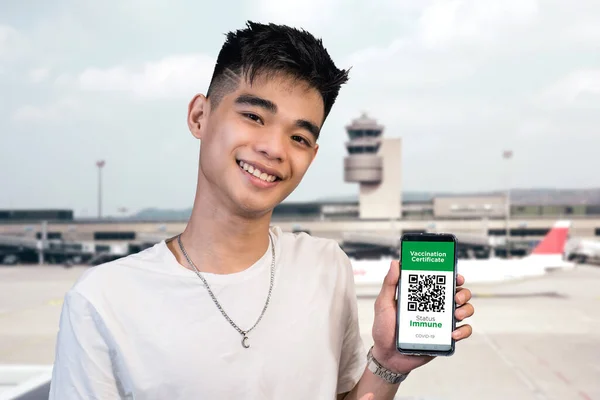 Joven Asiático Presenta Pasaporte Inmunidad Digital Prueba Vacunación Con Aeropuerto — Foto de Stock