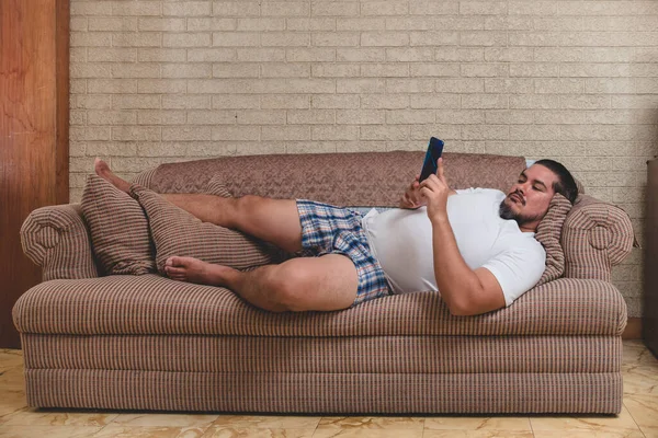 Eine Typische Couch Potato Ein Mann Unterwäsche Liegt Auf Dem — Stockfoto
