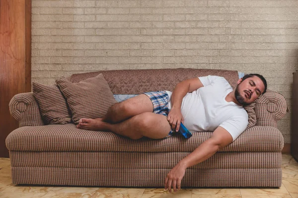 Ein Arbeitsloser Und Fauler Couch Potato Mittagsschlaf Auf Dem Sofa — Stockfoto