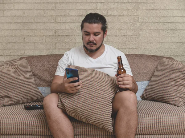 Homem Preguiçoso Anos Navega Pelo Telefone Enquanto Senta Sofá Segura — Fotografia de Stock