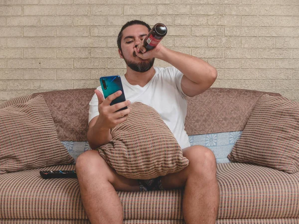 Homem Anos Navega Suas Redes Sociais Assiste Vídeo Seu Telefone — Fotografia de Stock
