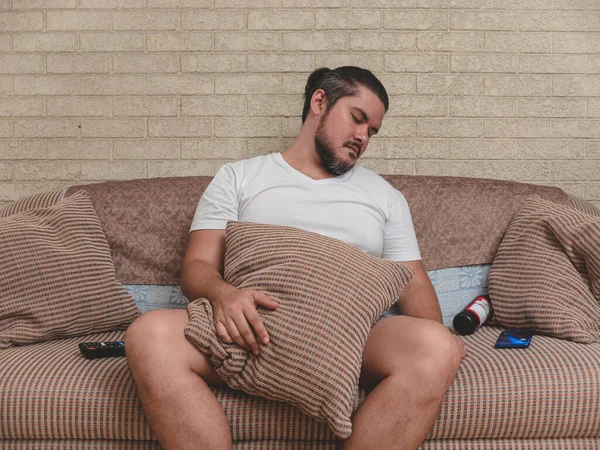 Ein Betrunkener Mann Wurde Auf Dem Sofa Mit Einer Flasche — Stockfoto