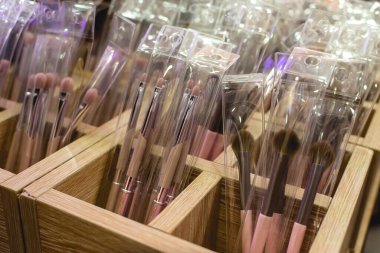 Güzellik mağazasında satılık kozmetik makyaj fırçaları..