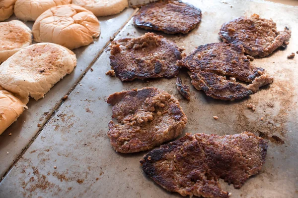 Polpette Hamburger Stracotte Bruciate Una Grande Piatta Piastra Gas Una — Foto Stock