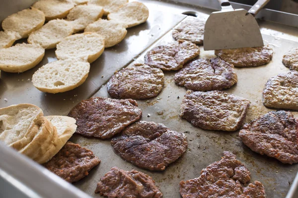 Ett Gäng Hamburgare Biffar Och Bullar Stor Platt Gas Galler — Stockfoto