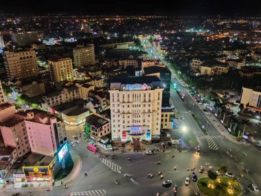 Hue, Vietnam - 2021 Mar: VinPearl Oteli 'nde görülen Hue' nun gökyüzü ve şehir manzarası. Gece sahnesi.