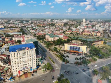 Hue, Vietnam - 2021 Mar: VinPearl Oteli 'nde görülen Hue' nun gökyüzü ve şehir manzarası. Gündüz sahnesi.