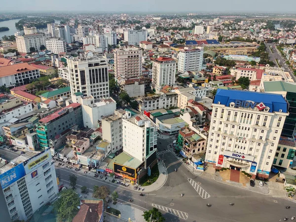 ベトナム 2021年3月 ビンパールホテルから見たフエのスカイラインと街並みの景色 昼間のシーン 左側に見える香水川 — ストック写真