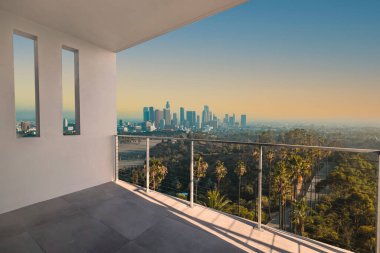 Öğleden sonra Los Angeles manzaralı lüks bir evin balkonunda..