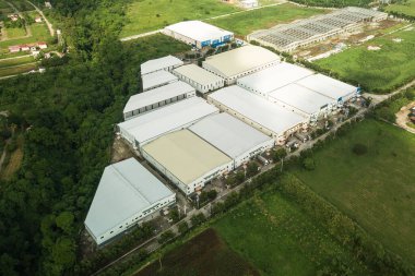 Sto 'da büyük bir sanayi deposu ve fabrika yerleşkesinin havası. Tomas, Batangas, Filipinler.